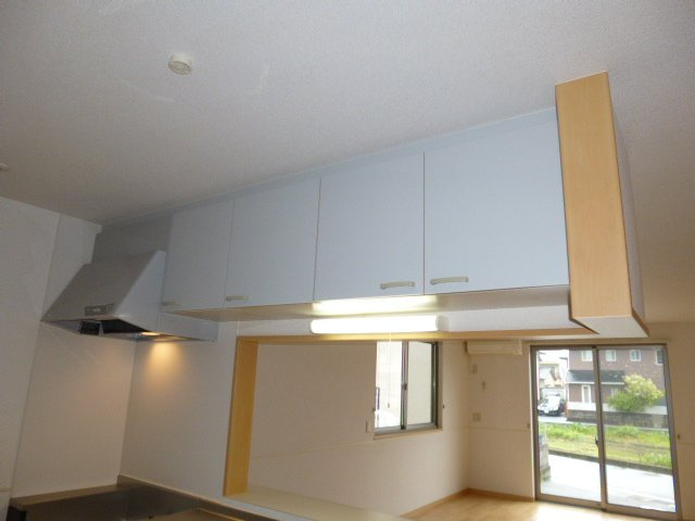 ラフィーネ西阿知Ａのキッチン|キッチン上収納
