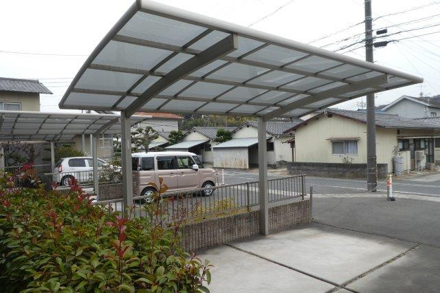 福島山本貸家Cの駐車場|屋根付き駐車場（１台分）