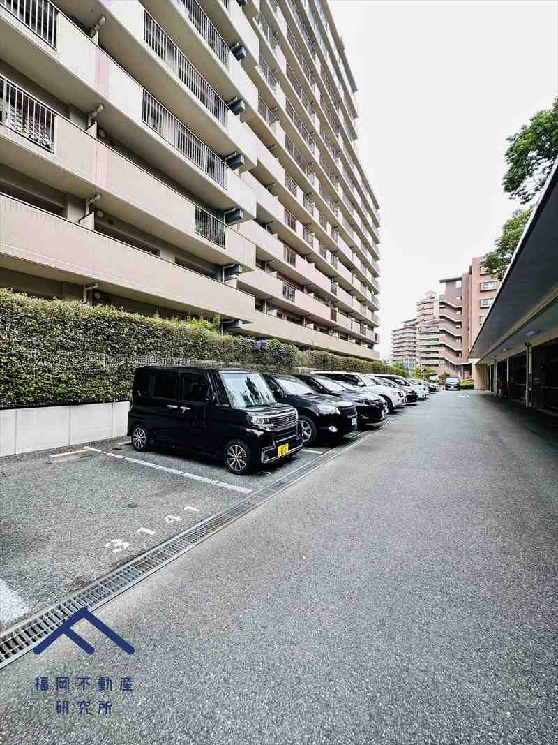 リベーラガーデンE棟の駐車場