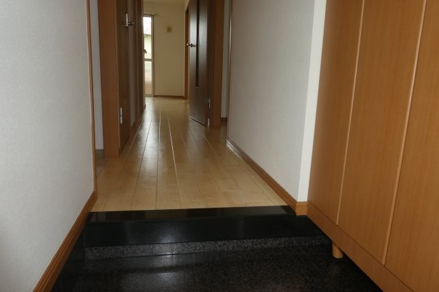 アベニール弐番館の玄関