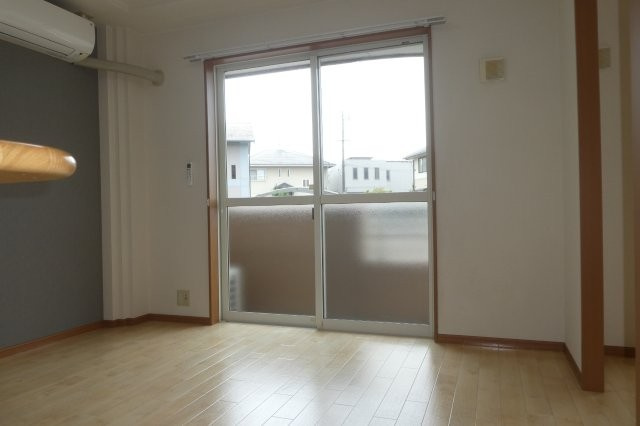 アベニール弐番館の居間・リビング