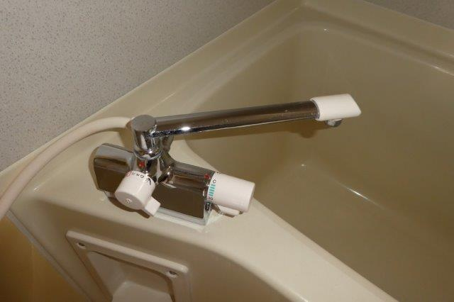 総社市真壁のアパートの浴室|サーモスタッド付き水栓
