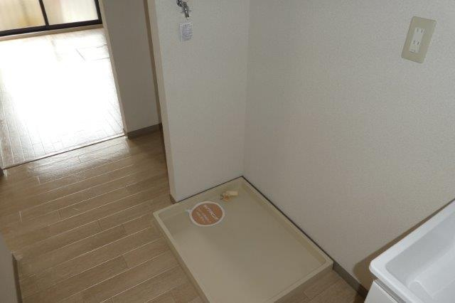 総社市真壁のアパートのその他|洗濯機置き場