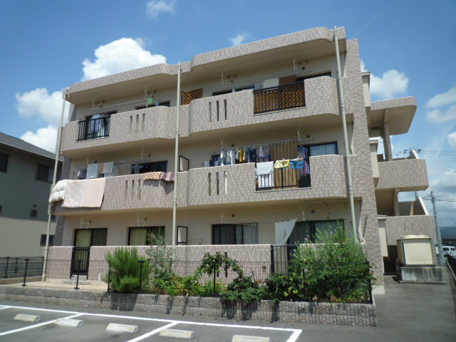 総社市三輪の賃貸マンションの外観