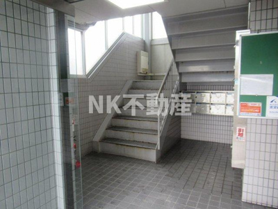 【エントランス】 | PALMIZIO花園Ⅰ（河内花園賃貸） | ゆとりのあるエントランスです