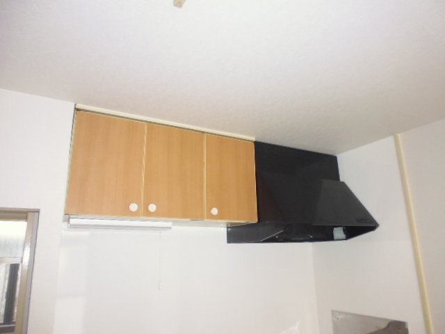 グリーンハイツ塩津　メゾネットのキッチン|キッチン上収納