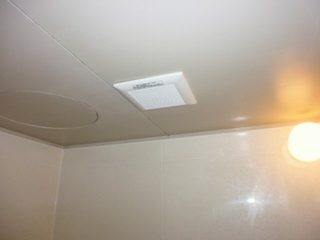 グリーンハイツ塩津　メゾネットの浴室|浴室換気扇