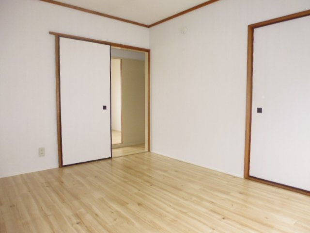 グリーンハイツ塩津　メゾネットの洋室