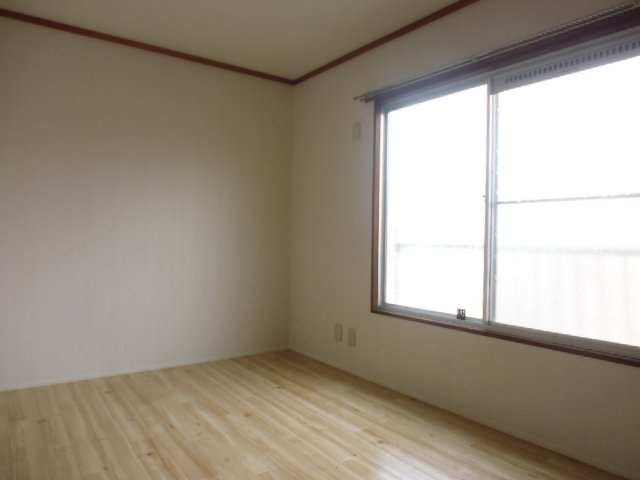 グリーンハイツ塩津　メゾネットの洋室