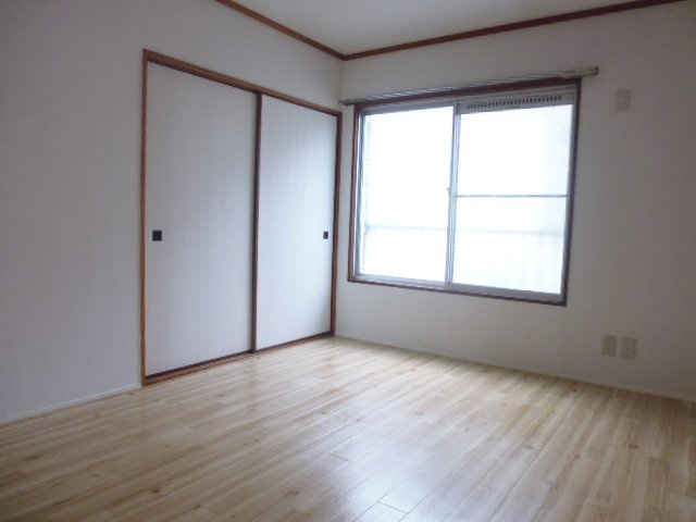 グリーンハイツ塩津　メゾネットの寝室|洋室