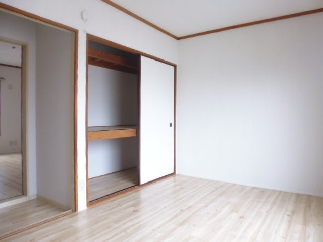 グリーンハイツ塩津　メゾネットの収納|洋室