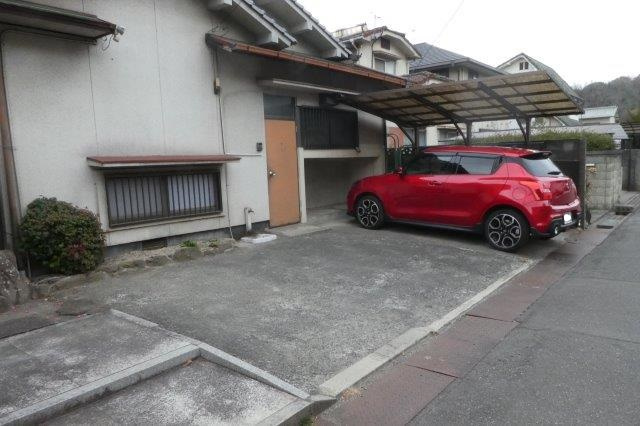 都窪郡早島町若宮の一戸建ての駐車場|1台分は屋根付き