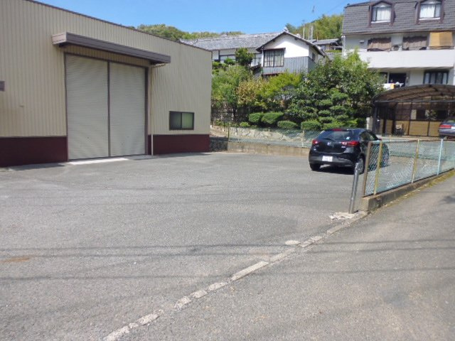都窪郡早島町矢尾の倉庫の駐車場