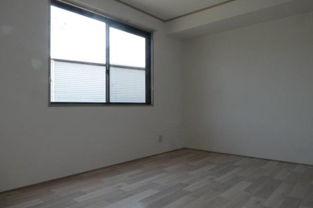 ドミール新田の洋室