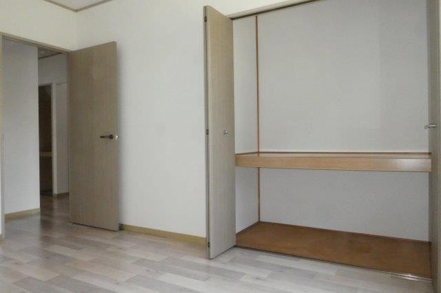 ドミール新田の洋室