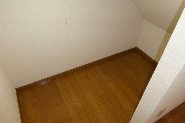 クレストールＤの収納|階段下収納