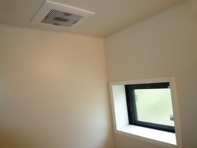 ロイヤルガーデンミルフィーＢの浴室|浴室窓