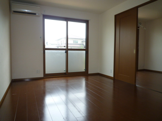 ロイヤルガーデンミルフィーＢの居間・リビング