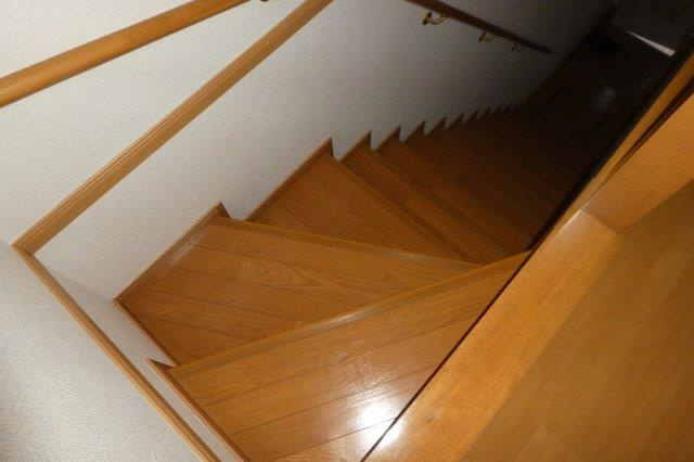フリーデモリヤAの内装|階段