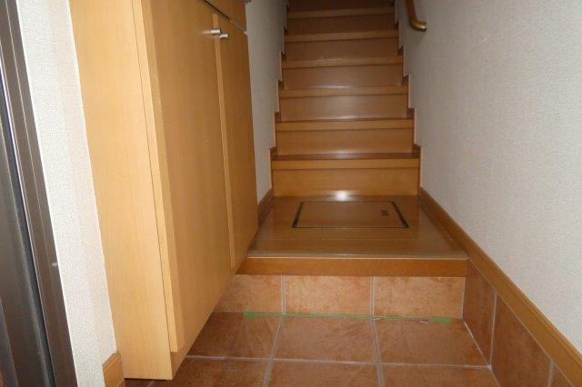 フリーデモリヤAの玄関