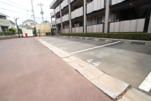 セレニティーホームズBの駐車場