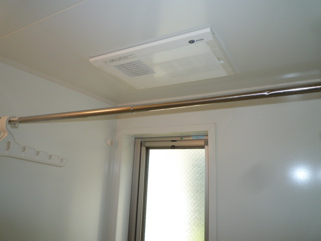 ヴィラガールの浴室|浴室乾燥機・窓