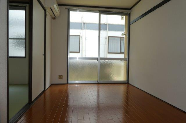 ハイツあかねＢの居間・リビング|洋室