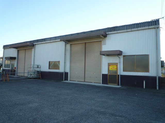 総社市門田の倉庫の外観