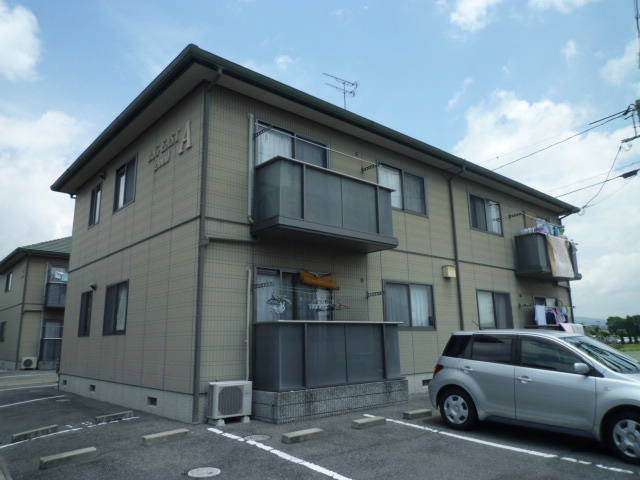 総社市井手のアパートの外観