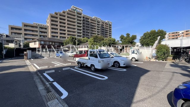 グリーンの駐車場
