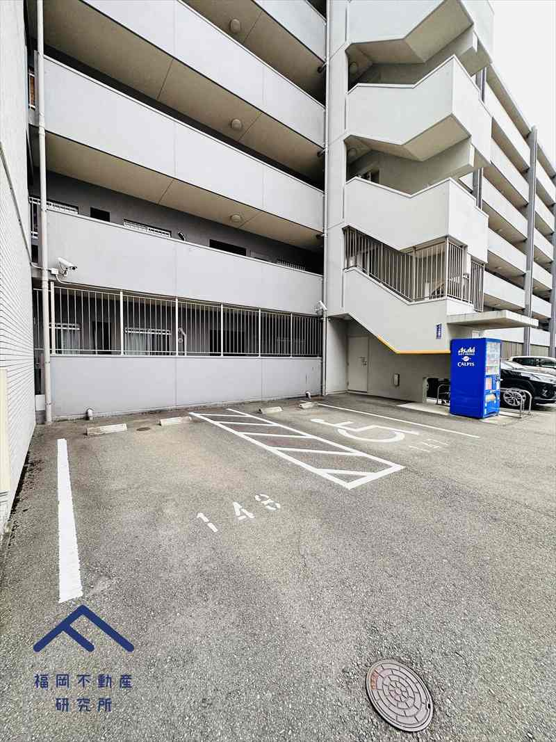 エイルマンション福岡東の駐車場