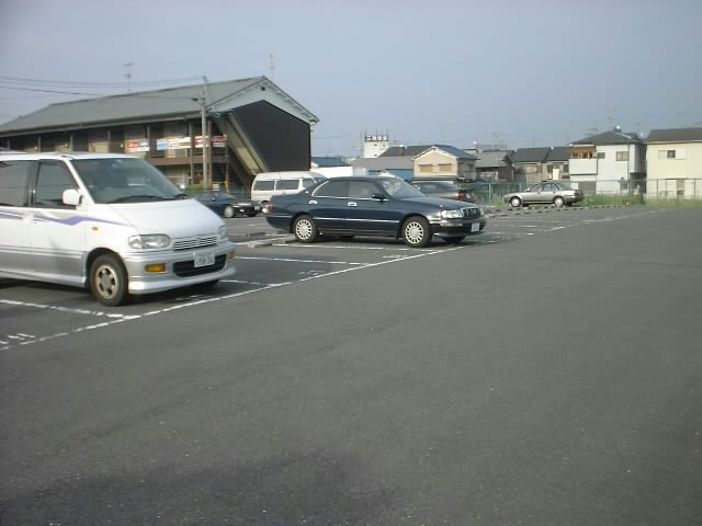 吉田モータープールの外観