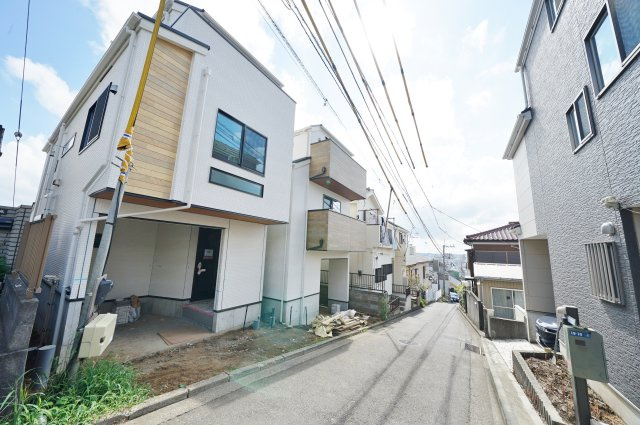 【保土ケ谷区和田２丁目20全２棟新築戸建て１号棟】★仲介手数料無料★（常盤台小学校・保土ヶ谷中学校）の前面道路含む現地写真