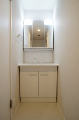 【洗面所】 | ブレント新町 | 三面鏡付き洗髪洗面化粧台です