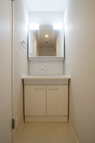 【洗面所】 | ブレント新町 | 三面鏡付き洗髪洗面化粧台です