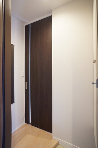 【玄関】 | ブレント新町 | 全身ミラーのある爽やかなお部屋への入口です
