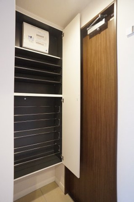 【収納】 | ブレント新町 | 可動式棚板のシューズボックスです