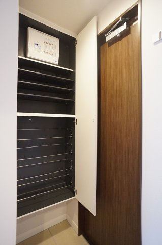 【収納】 | ブレント新町 | 可動式棚板のシューズボックスです