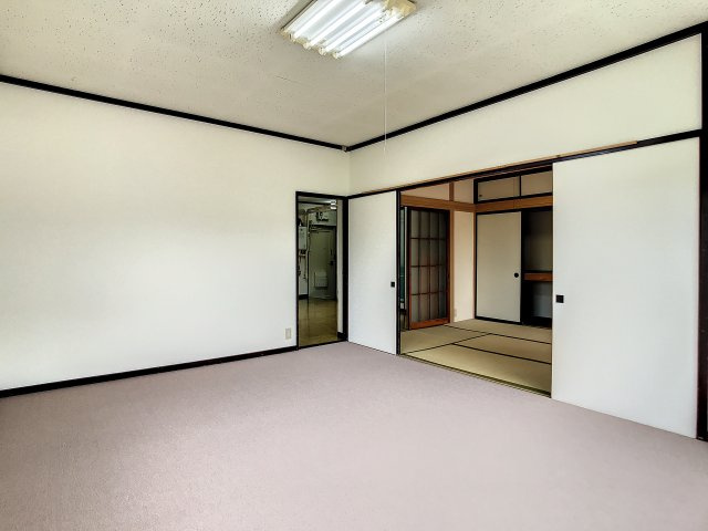 ひとり占めの大空間の和室