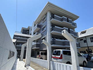 【外観】 | 安全に配慮されたオートロックマンションです。周辺環境は良好で、快適に暮らしていただけます。生の松原海岸までも近いので、毎日気軽に素敵な景色を楽しむことができますよ♪