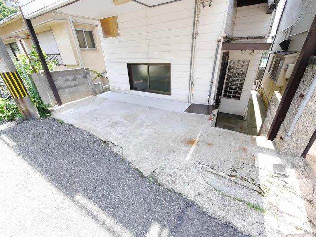鶯町３丁目貸戸建の駐車場|小型車に限る