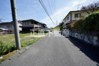 【前面道路含む現地写真】 | ６mの前面道路は倉敷市道の公道になっているので、将来に渡って安心です。