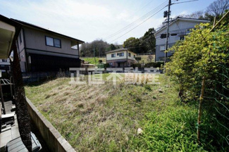 【外観】 | 北側には、２mほど法面のようになっています。擁壁をして土を入れれば、土地の境界いっぱいまで使用可能です。