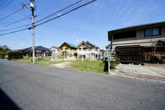 【前面道路含む現地写真】 | 閑静な住宅地で、前面道路が６mと広いです。