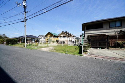 【前面道路含む現地写真】 | 倉敷市真備町市場　56坪の整形地　建築条件なし♪ | 閑静な住宅地で、前面道路が６mと広いです。
