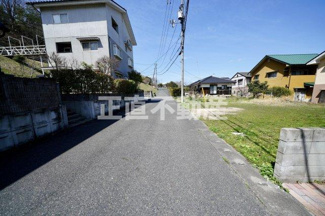【前面道路含む現地写真】 | ６mの前面道路は倉敷市道の公道になっているので、将来に渡って安心です。