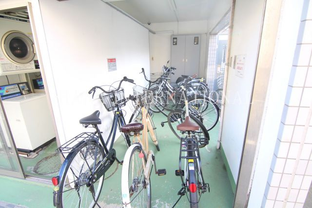 ロンベルク17の駐車場