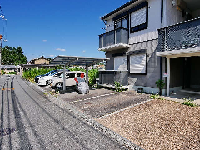 ハイツ歌見の駐車場|駐車場に車を止められます