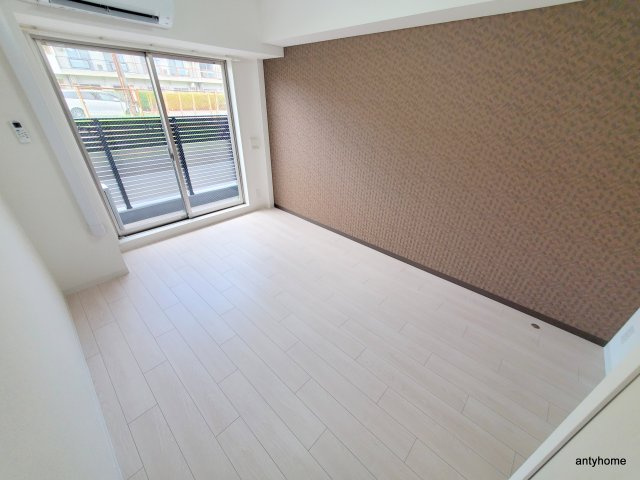 ルシール西三国　仲介手数料無料の居間・リビング