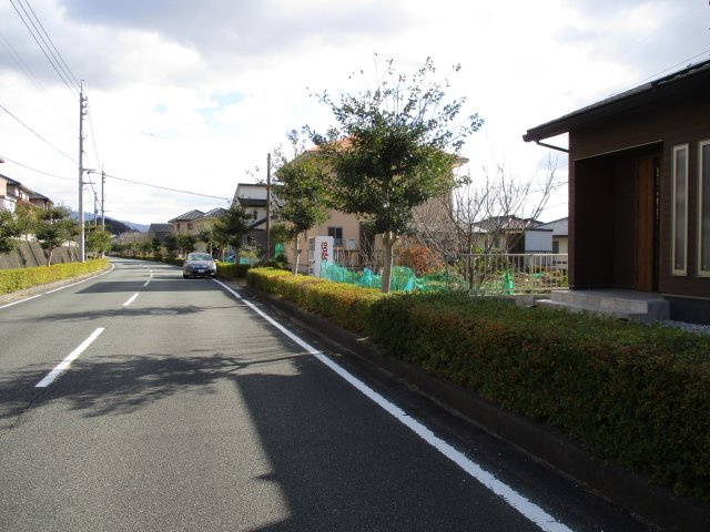 売土地　防府市自由が丘の前面道路含む現地写真